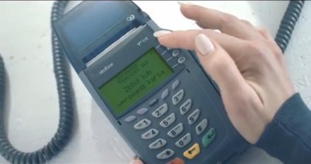 Screen z filmiku o przyjmowaniu płatności IKO